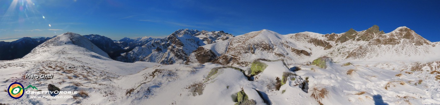 21 Superba vista panoramica dal Monte Avaro a sx, costiera Tre Signori al centro, Valletto-Tribortoi a dx.JPG